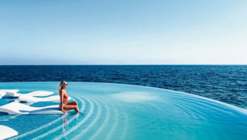 Infinitypool mit Meerblick