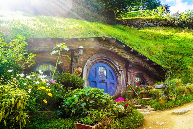 Hobbit Höhle mit runder, blauer Eingangstür