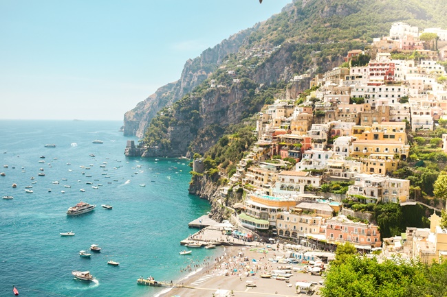 Mit Häusern bebauter Berg an italienischer Meeresküste