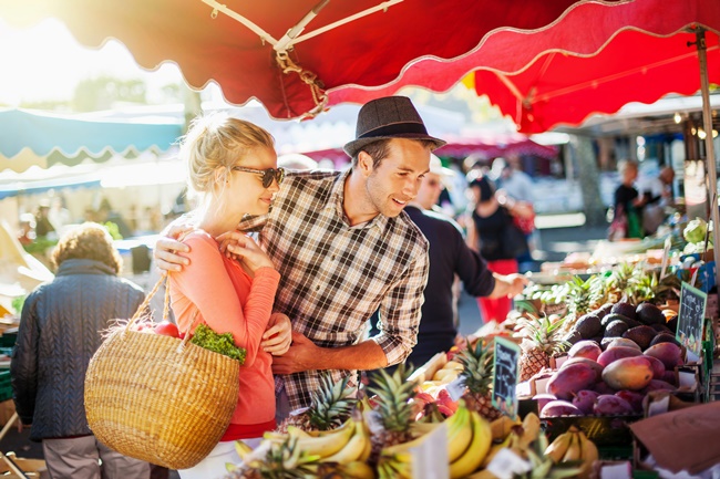 Paar am Obststand auf dem lokalen Wochenmarkt