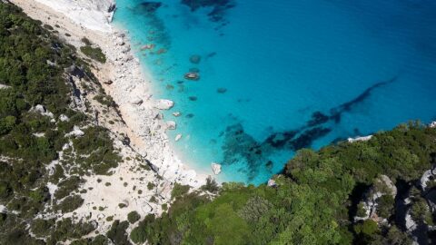 Strand mit Klippen auf Sardinien