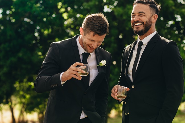 Bräutigam und Trauzeuge lachen gemeinsam