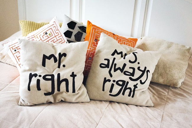 Zwei Kissen mit den Schriftzügen "Mr. Right" und "Mrs. Always Right"
