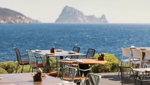 Außenterrasse mit Meerblick und Es Vedrà im Hintergrund – Restaurantbereich im 7Pines Resort Ibiza