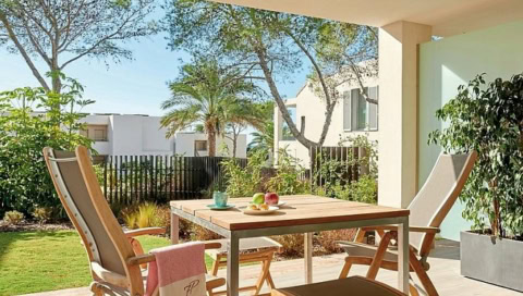 Private Terrasse mit Holztisch und Gartenblick im 7Pines Resort Ibiza – perfekt für ein Frühstück im Freien