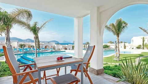Überdachte Terrasse mit Sitzgruppe und Ausblick auf die Poollandschaft des 7Pines Resort Ibiza