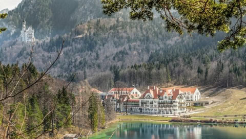Blick auf Hotel mit Bergen im Hintergrund