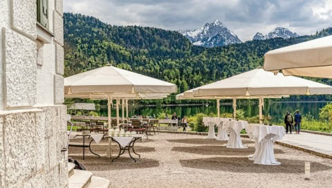 Terrasse mit Ausblick auf See und Berge