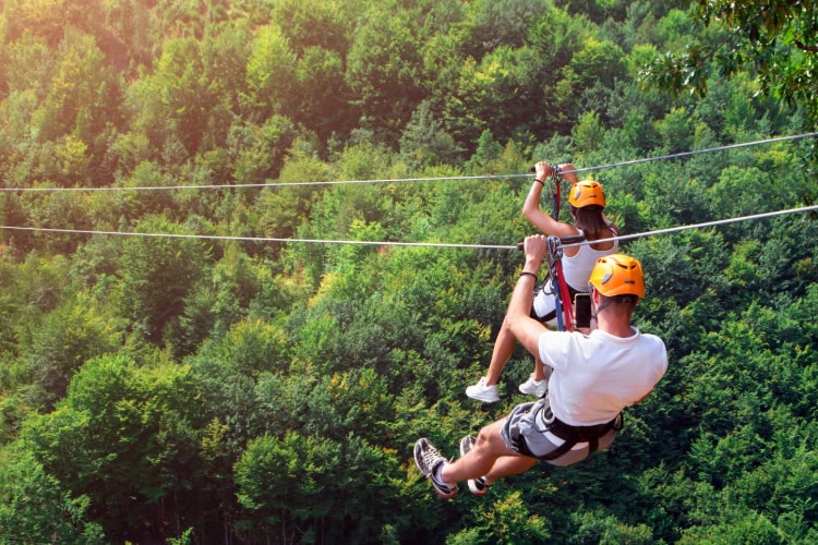 Paar fährt eine Zipline herunter