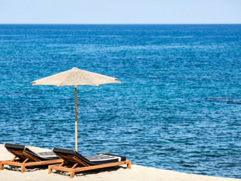 Sonnenliegen mit Meer