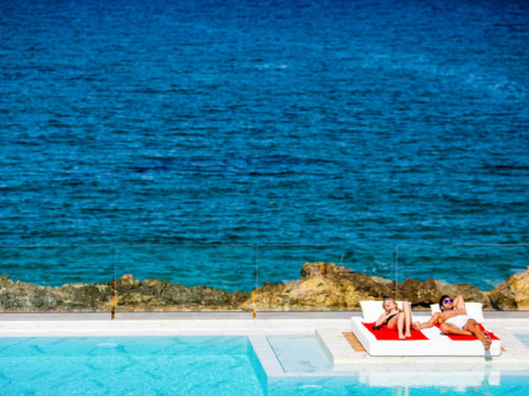 Pool mit Blick aufs Meer