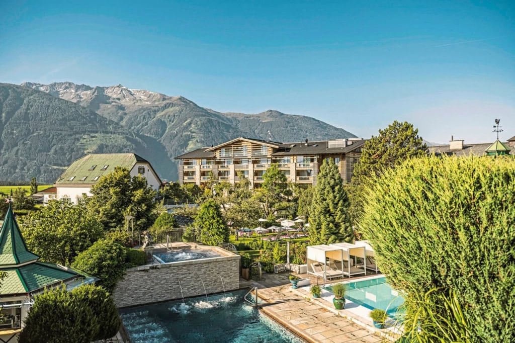 Alpenresort Schwarz mit Pool und Tiroler Bergkulisse