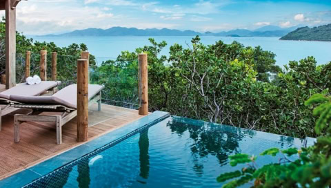 Privater Pool mit Liegen und Blick auf das Meer und umliegende Inseln.