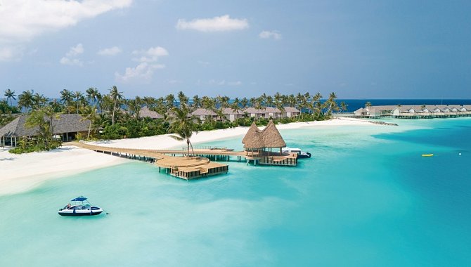 Resortanlage mit Steg und Lagune im Ananea Madivaru Maldives im Nord Ari Atoll, Malediven