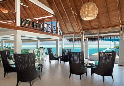 Sitzgelegenheiten auf der Veranda mit Meerblick