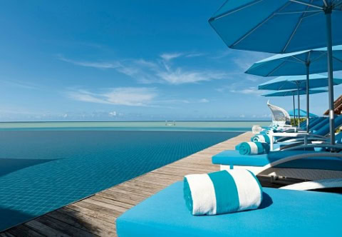 Liegen und Schirme auf Steg