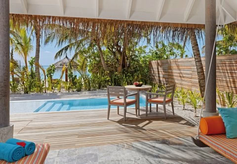 Hotelzimmer Veranda mit garten und Pool