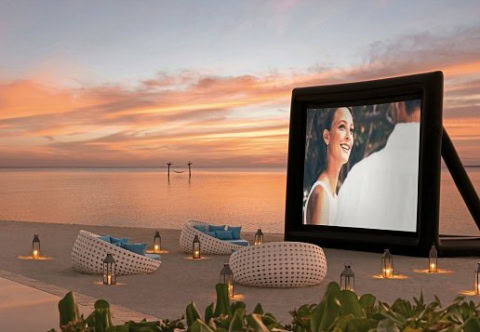 Großes Open-Air Kino am Strand