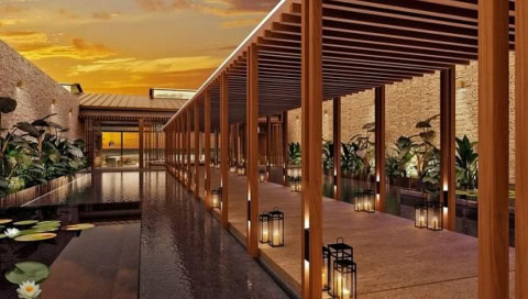 Hotelanlage mit Teich