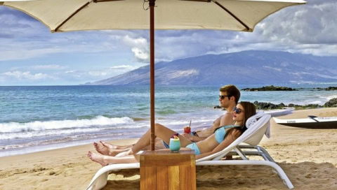 Sonnenliegen am Strand