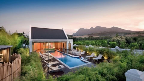 Außenpool mit Liegen