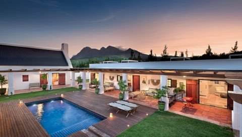 Hotelgebäude mit Außenpool