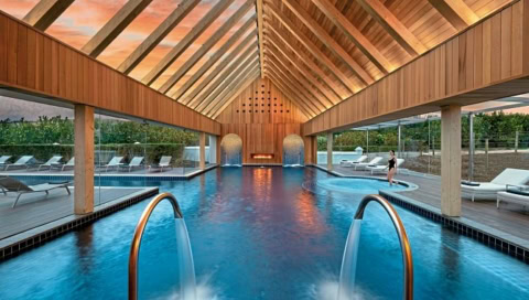 Großer Indoorpool mit Aussenbereich