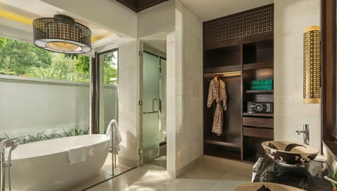 Helles Badezimmer mit freistehender Badewanne, Dusche und Holzakzenten