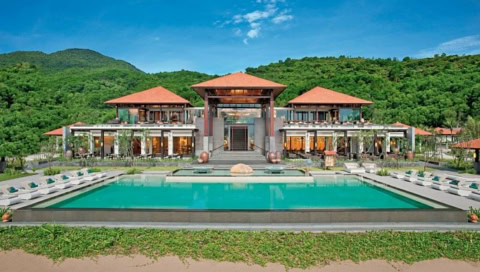 Hauptgebäude des Resorts mit Pool und Blick auf die Berge