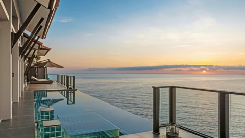 Infinity-Pool mit Blick auf das Meer und den Sonnenuntergang