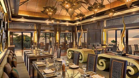 Elegantes Restaurant mit künstlerischer Beleuchtung und Meerblick