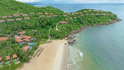 Luftaufnahme der Anlage mit Strand, Villen und umliegender Natur