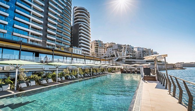 Pool mit Meerblick