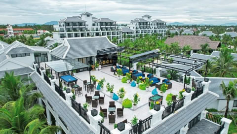 Große Dachterrasse mit Sitzgelegenheiten, Billardtisch und Ausblick über Resort