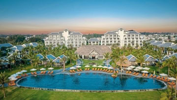 Weitläufige Hotelanlage mit Pool und mehreren Gebäuden im Abendlicht