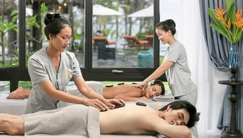 Zwei Personen erhalten gleichzeitig eine entspannende Massage im Spa