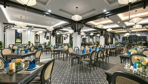 Elegantes Restaurant mit gedeckten Tischen, Lampions und moderner Einrichtung