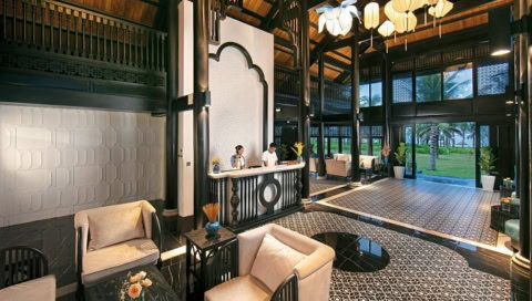 Hotel-Lobby mit Empfangstresen, Sitzbereich und traditionellem Design