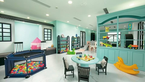 Spielzimmer mit Bällebad, Rutsche, Spielzeug und bunten Möbeln