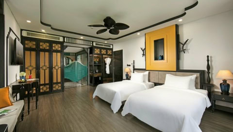 Geräumiges Hotelzimmer mit zwei Einzelbetten und asiatischem Design