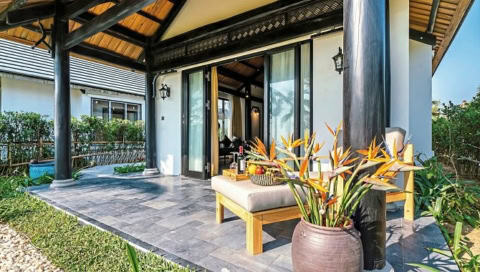 Private Terrasse mit Lounge-Sofa, Früchten und tropischen Pflanzen