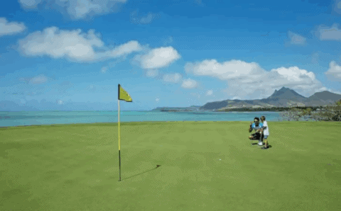 Golfplatz direkt am Meer mit Blick auf Berge und Küste