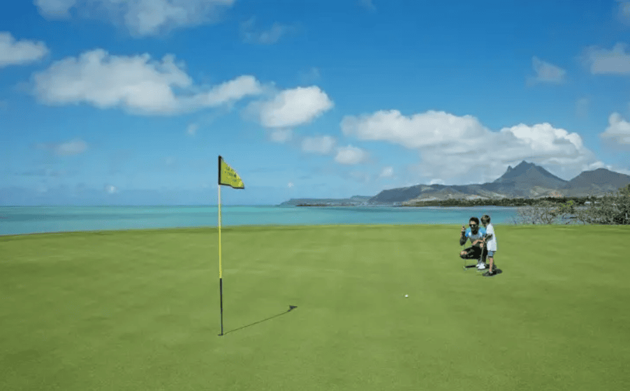 Golfplatz direkt am Meer mit Blick auf Berge und Küste