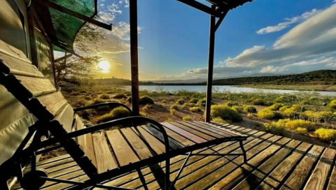 Veranda vor Zelt mit Blick auf das Wasserloch