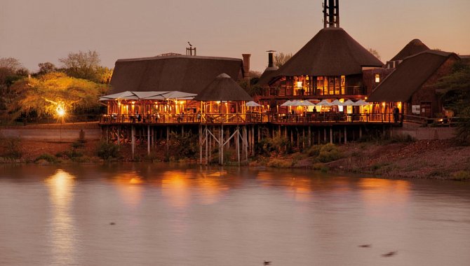 Lodge im Abendlicht