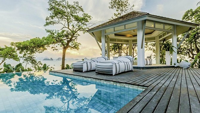 Liegen und Pacillon am Pool
