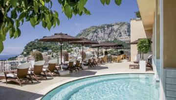 Poolanlage mit Blick auf die Berge