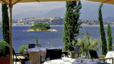 Frühstückstisch mit Ausblick aufs Meer