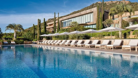 Pool mit Sonnenliegen