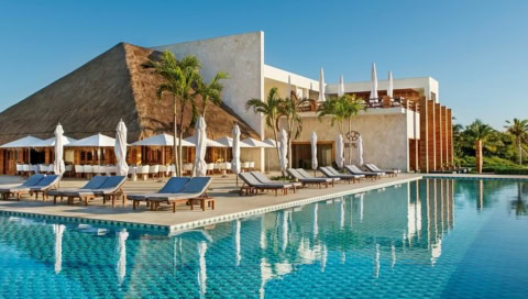 Pool mit Sonnenliegen